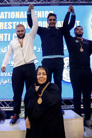 حضور مادر امیر قاسمی‌منجزی پای سکوی قهرمانی در کشتی فرنگی جام تختی