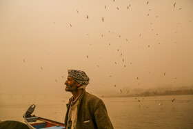 از ساعت های ابتدای جمعه ۱۳ اسفند ورود توده گرد و خاک با منشاء کشور عراق به استان خوزستان و شهرستان اهواز باعث کاهش دید افقی و کاهش کیفیت هوا شده است. براساس اعلام سازمان هواشناسی میزان غلظت ذرات گرد و غبار در اهواز ۲۲۱۲ میکروگرم در مترمکعب اندازه‌گیری شده است. این گرد و خاک همچنین باعث لغو پروازهای ورودی و خروجی از فرودگاه اهواز شده است.