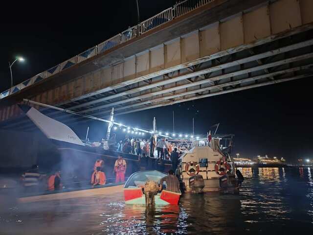 برخورد یک شناور به پل جهان‌آرا در خرمشهر / امدادرسانی تیم ساحلی به مسافران