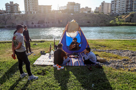 مسافران نوروزی در کنار رودخانه دز-دزفول