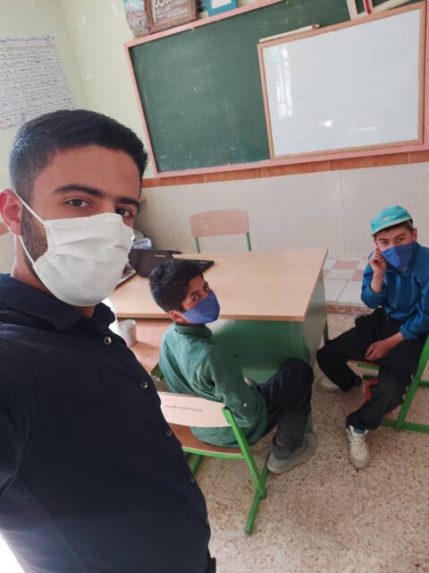 همپای معلمی که تکتک دانشآموزان استثناییاش را از "چادر" به "مدرسه" میبرد