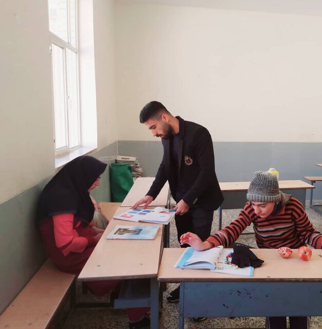 همپای معلمی که تکتک دانشآموزان استثناییاش را از "چادر" به "مدرسه" میبرد