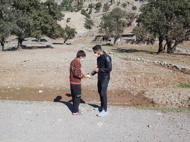 همپای معلمی که تکتک دانشآموزان استثناییاش را از "چادر" به "مدرسه" میبرد