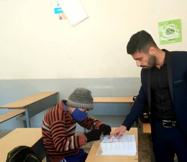 همپای معلمی که تکتک دانشآموزان استثناییاش را از "چادر" به "مدرسه" میبرد