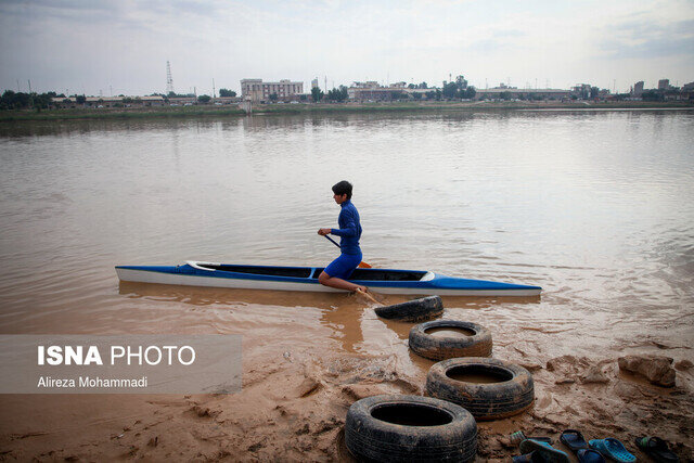 اینجا؛ قایقرانی در حال غرق شدن است...