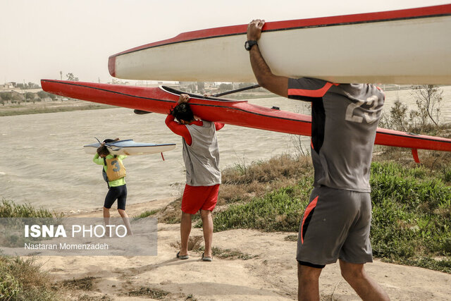 اینجا؛ قایقرانی در حال غرق شدن است...
