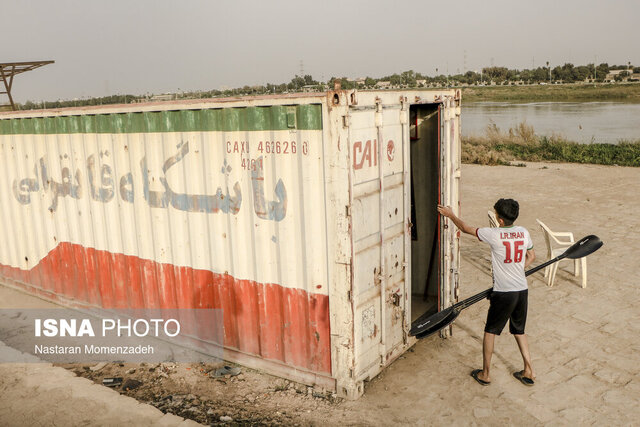 اینجا؛ قایقرانی در حال غرق شدن است...