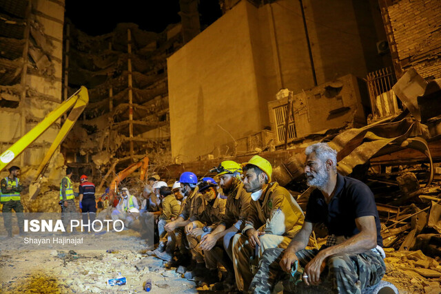 تصویری از مراحل آواربرداری حادثه متروپل هنوز به پرسشهای مردم از حادثه متروپل پاسخ ندادهایم