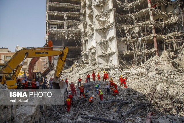 پایان ماموریت آتشنشانان اهوازی در متروپل / آغاز پاکسازی و تخریب ساختمان پایان ماموریت آتشنشانان اهوازی در متروپل / آغاز پاکسازی و تخریب ساختمان