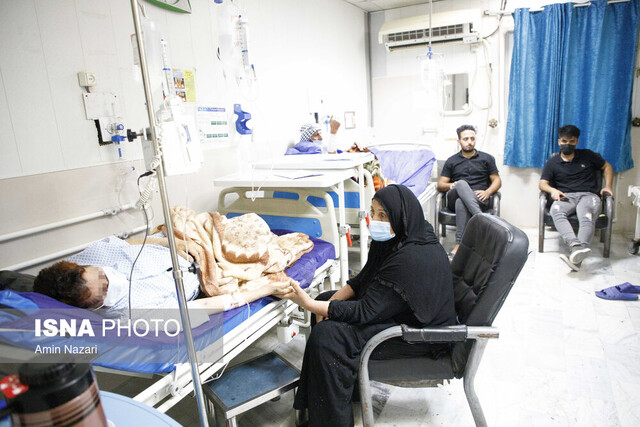 عکس از آرشیو اسکان موقت همراهان بیماران در بیمارستان گلستان اهواز به دلیل گرمای هوا