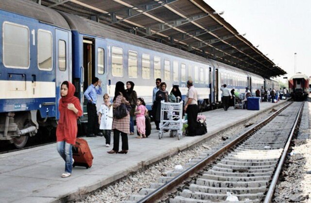 ورود اولین قطار ترکیبی تهران- کربلا به ایستگاه شلمچه