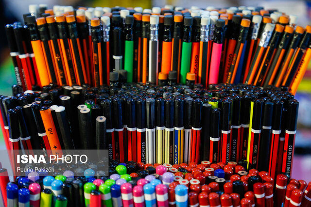 عکس از آرشیو اهدای ۱۰ هزار بسته تحصیلی به دانشآموزان مناطق محروم خوزستان