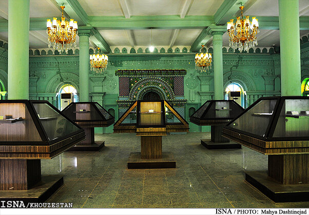 گردشگران پشت در بسته مسجد رنگونیها