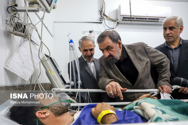عیادت محسن رضایی از مصدومان حادثه تروریستی ایذه عیادت محسن رضایی از مصدومان حادثه تروریستی ایذه