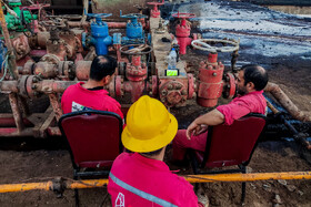 تماشای اولین بازی ایران در جام جهانی قطر- کارکنان دکل نفتی در اهواز