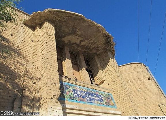رنگ‌آمیزی غیراصولی یک اثر ثبت ملی در آبادان به اسم مرمت