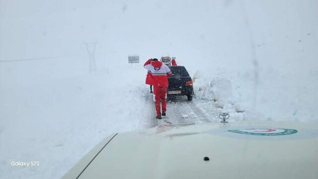 نجات بیش از ۱۳۰ سرنشین خودروهای گرفتار در برف محور اندیکا - بازفت