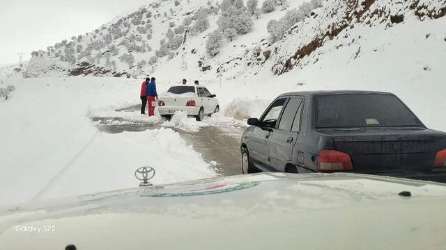 نجات عشایر گرفتار در برف و کولاک سالند کوه 