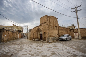 بافت تاریخی دزفول شامل ۲۸ محله قدیمی و در هم تنیده است که تزئینات معماری بی نظیر آن، دزفول را به «شهر آجری» معروف کرده است.