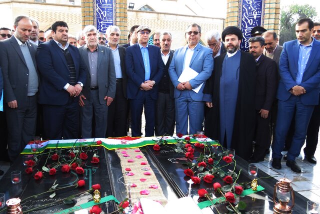وزیر علوم  با آرمان‌های امام راحل تجدید پیمان کرد 