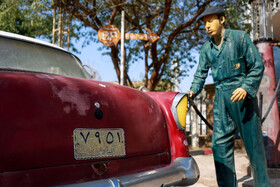 پمپ بنزين آبادان در سال ۱۳۰۶ خورشيدی (۱۹۲۷ میلادی) توسط شرکت بریتیش پترولیوم در آبادان بنا شد و در زمان خود سوخت مورد نیاز منطقه، یعنی نفت و بنزین را برای مصارف خانگی و حمل و نقل وسایل نقلیه از جمله هواپیماها تامين میكرد.