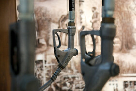 موزه بنزین خانه با مساحت ۱۸۵۶ متر مربع، همجوار با جایگاه جدید پمپ بنزین در مرکز شهر و مقابل شورای شهر آبادان، واقع شده است.