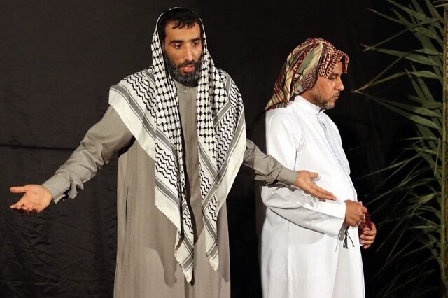 نمایش عربی «حوادث لم تکن بالحسبان» اجرای یک نمایش عربی برای شهروندان کارون
