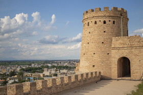 شهر شوش با وجود آثار باستانی متعدد علاوه بر زیباییهای چشم نوازش از ارزش بسیار بالایی برخوردار است. در این میان قلعه شوش «آکروپل» با قدمتی بیش از ۱۲۰ ساله یکی از بناهای بسیار جذاب این شهر بشمار میرود.