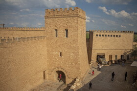 شهر شوش با وجود آثار باستانی متعدد علاوه بر زیباییهای چشم نوازش از ارزش بسیار بالایی برخوردار است. در این میان قلعه شوش «آکروپل» با قدمتی بیش از ۱۲۰ ساله یکی از بناهای بسیار جذاب این شهر بشمار میرود.