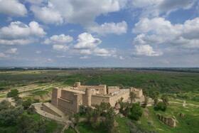 شهر شوش با وجود آثار باستانی متعدد علاوه بر زیباییهای چشم نوازش از ارزش بسیار بالایی برخوردار است. در این میان قلعه شوش «آکروپل» با قدمتی بیش از ۱۲۰ ساله یکی از بناهای بسیار جذاب این شهر بشمار میرود.