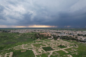 محوطه تاریخی شوش شامل کاخ شاپور، کاخ آپادانا، دروازه شرقی، کاخ هدیش، شهر پانزدهم، روستای هخامنشی، مسجد جامع شوش و مجموعه بناهای دوره اسلامی، تپههای آکروپول و قلعه فرانسویها است.