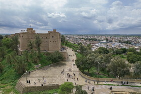 شهر شوش با وجود آثار باستانی متعدد علاوه بر زیباییهای چشم نوازش از ارزش بسیار بالایی برخوردار است. در این میان قلعه شوش «آکروپل» با قدمتی بیش از ۱۲۰ ساله یکی از بناهای بسیار جذاب این شهر بشمار میرود.