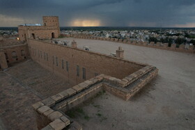 شهر شوش با وجود آثار باستانی متعدد علاوه بر زیباییهای چشم نوازش از ارزش بسیار بالایی برخوردار است. در این میان قلعه شوش «آکروپل» با قدمتی بیش از ۱۲۰ ساله یکی از بناهای بسیار جذاب این شهر بشمار میرود.