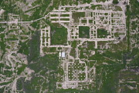 محوطه تاریخی شوش شامل کاخ شاپور، کاخ آپادانا، دروازه شرقی، کاخ هدیش، شهر پانزدهم، روستای هخامنشی، مسجد جامع شوش و مجموعه بناهای دوره اسلامی، تپههای آکروپول و قلعه فرانسویها است.