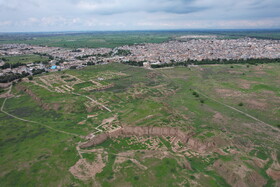 در شوش و اطراف آن، محوطه های باستانی بسیاری از هزاره های پیش از میلاد تا سده های میانی اسلامی وجود دارد. مهم ترین آنها، تپه آکروپل است که مشرف به شهر و در فاصله نسبتا کمی از مقبره دانیال نبی قرار گرفته است.