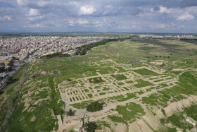 محوطه تاریخی شوش شامل کاخ شاپور، کاخ آپادانا، دروازه شرقی، کاخ هدیش، شهر پانزدهم، روستای هخامنشی، مسجد جامع شوش و مجموعه بناهای دوره اسلامی، تپههای آکروپول و قلعه فرانسویها است.