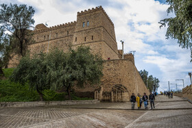 شهر شوش با وجود آثار باستانی متعدد علاوه بر زیباییهای چشم نوازش از ارزش بسیار بالایی برخوردار است. در این میان قلعه شوش «آکروپل» با قدمتی بیش از ۱۲۰ ساله یکی از بناهای بسیار جذاب این شهر بشمار میرود.