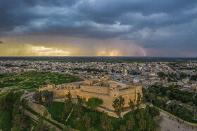 شهر شوش با وجود آثار باستانی متعدد علاوه بر زیباییهای چشم نوازش از ارزش بسیار بالایی برخوردار است. در این میان قلعه شوش «آکروپل» با قدمتی بیش از ۱۲۰ ساله یکی از بناهای بسیار جذاب این شهر بشمار میرود.