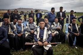 عروسی سنتی ایل بختیاری در بين عشاير بختياری، مانند ديگر عشاير، نظر پدر، مادر و بزرگان (پيرزنان و پيرمردان و ريشسفيدان و...)، بعنوان ميراثداران فرهنگ بختياری محترم شمرده میشود. احترام به اين اشخاص و ضرورت حضورشان در مراسم مرتبط با ازدواج، سبب تسهيل در انجام امور شده و کارها بشکل معقولانهتری انجام میگيرد. آنها در تعيين ميزان مهريه و مبلغ شيربها، همچنين تهيهي سياهه جهيزيه و تعيين زمان عقد و عروسی نقش مهمی ايفا میکنند.