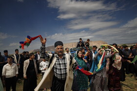 عروسی سنتی ایل بختیاری یکی از رقصهای معروف بختیاریها دستمال بازی است که در روز عروسی انجام می شود. در این مراسم زنان، دختران و مردان در یک دایره قرار می گیرند و دو دستمال شروع می کنند به اجرای حرکت های گروهی، آن ها با لباس های رنگی حرکات یکسانی را اجرا می کنند و این حرکات یکی از به یادماندنی ترین بخش هایی است که در عروسی ها اجرا می شود.