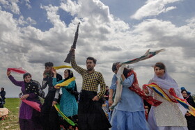عروسی سنتی ایل بختیاری یکی از رقصهای معروف بختیاریها دستمال بازی است که در روز عروسی انجام می شود. در این مراسم زنان، دختران و مردان در یک دایره قرار می گیرند و دو دستمال شروع می کنند به اجرای حرکت های گروهی، آن ها با لباس های رنگی حرکات یکسانی را اجرا می کنند و این حرکات یکی از به یادماندنی ترین بخش هایی است که در عروسی ها اجرا می شود.