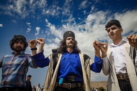 عروسی سنتی ایل بختیاری یکی از رقصهای معروف بختیاریها دستمال بازی است که در روز عروسی انجام می شود. در این مراسم زنان، دختران و مردان در یک دایره قرار می گیرند و دو دستمال شروع می کنند به اجرای حرکت های گروهی، آن ها با لباس های رنگی حرکات یکسانی را اجرا می کنند و این حرکات یکی از به یادماندنی ترین بخش هایی است که در عروسی ها اجرا می شود.
