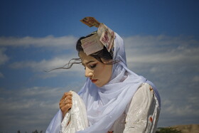 عروسی سنتی ایل بختیاری برخی طوایف بختیاری بستن پول به شال عروس را نشان رزق و روزی میدانند.