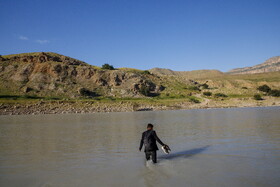 داریوش احمدی بابادی یکی از معلم‌های عشایری در استان خوزستان است که هر هفته بعد از سه ساعت طی کردن مسیر و گذر از رودخانه «رود آب شور» به دانش آموزان خود در منطقه تنگه دز سردشت دزفول می رسد تا به ۱۳ دانش‌آموز خود درس دهد.