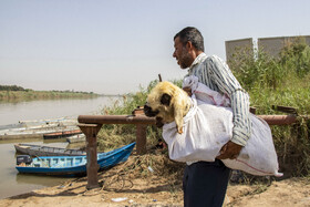 مردم دهستان عنافچه از توابع شهرستان باوی استان خوزستان سالها از پل شناور ارتش برای عبور از رودخانه و تردد به شهر ملاثانی استفاده می کردند. نزدیک به یک ماه است که به دلیل طغیان رودخانه و بالا آمدن آب پل جمع آوری شده و مردم با زحمت فراوان و پذیرفتن خطر برای انجام کارهای روزانه با قایق تردد می کنند.