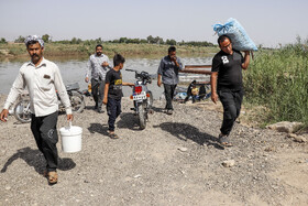 مردم دهستان عنافچه از توابع شهرستان باوی استان خوزستان سالها از پل شناور ارتش برای عبور از رودخانه و تردد به شهر ملاثانی استفاده می کردند. نزدیک به یک ماه است که به دلیل طغیان رودخانه و بالا آمدن آب پل جمع آوری شده و مردم با زحمت فراوان و پذیرفتن خطر برای انجام کارهای روزانه با قایق تردد می کنند.