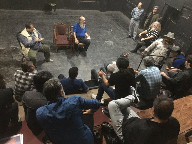 تجمع تنی چند از هنرمندان تئاتر در پلاتو نمایش تالار آفتاب اهواز اعتراض هنرمندان تئاتر به واگذاری پلاتوهای نمایش تالار آفتاب اهواز به شهرداری