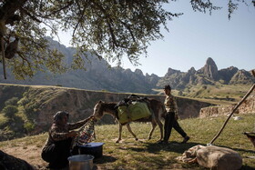 در شمال خوزستان، روستای دورافتاده‌ای به نام  "تنگه‌دز" قرار دارد که از امکانات اولیه زندگی محروم است.