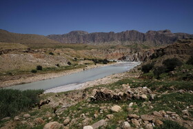 دراین روستا، رودخانه‌ای جریان دارد که بین اهالی به "رود آب شور" معروف است. برای رسیدن به این منطقه عشایری، نه جاده‌ای وجود دارد، نه پلی روی رودخانه و تنها راه ارتباطی عبور از دل رودخانه است.