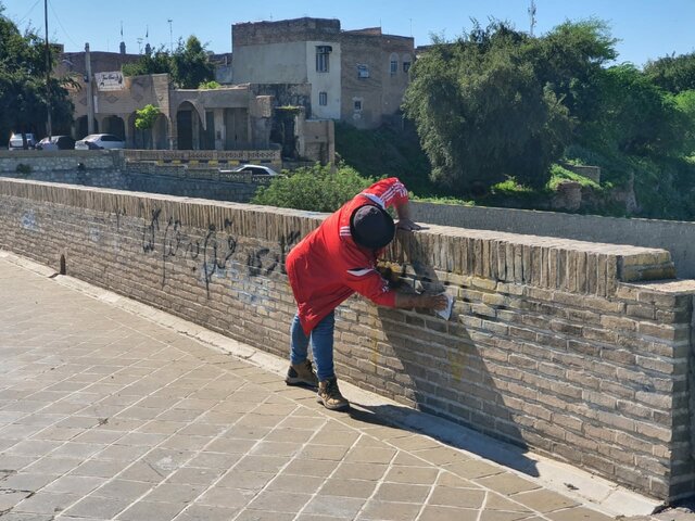 دیوارنویسی روی پل قدیم دزفول تمام شدنی نیست!